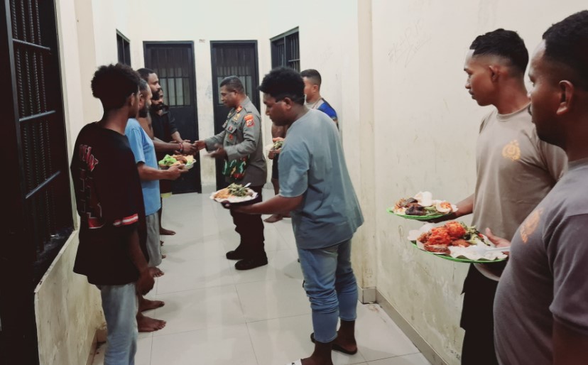 Kapolsek Heram AKP Bernadus Yunus Ick, S.H berbagi kasih dengan para tahanan berupa kue ulang tahun dan makanan